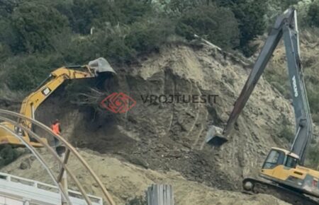 Banorët, Radhimë, Vlorë, shqetësim, ndërhyrje, tokë private, firmë private, informacion zyrtar, arsye, bazë ligjore, fadroma, gërryerje toke, bimësi, shtresë dheu, njoftim paraprak, projekt i miratuar, ndërhyrje e paligjshme, transparencë, institucionet përgjegjëse, verifikim urgjent, dëmtim, pronë, reagim autoritete lokale, autorizim, bazë ligjore.