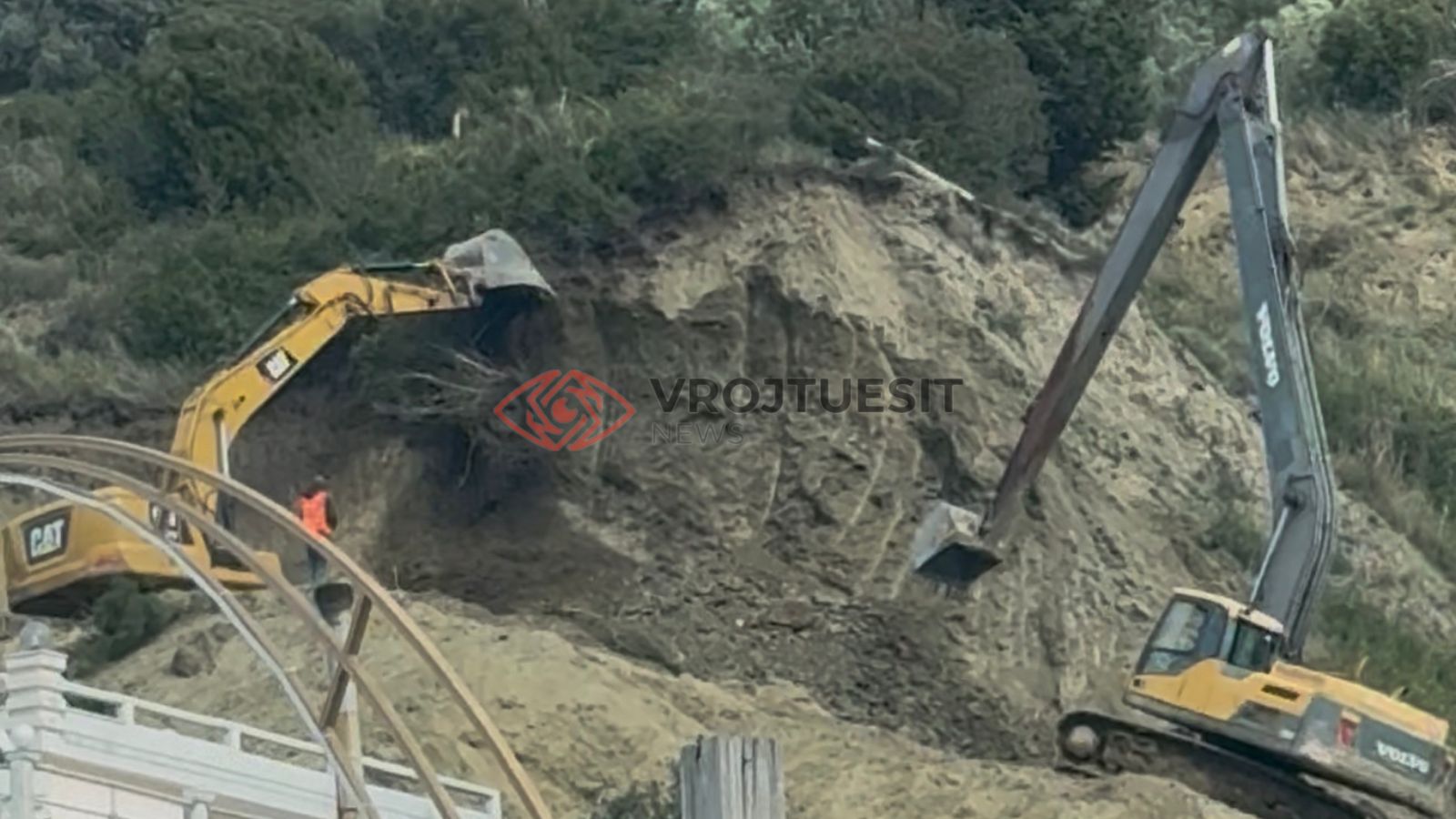 Banorët, Radhimë, Vlorë, shqetësim, ndërhyrje, tokë private, firmë private, informacion zyrtar, arsye, bazë ligjore, fadroma, gërryerje toke, bimësi, shtresë dheu, njoftim paraprak, projekt i miratuar, ndërhyrje e paligjshme, transparencë, institucionet përgjegjëse, verifikim urgjent, dëmtim, pronë, reagim autoritete lokale, autorizim, bazë ligjore.