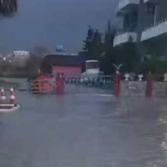 Orikum, përmbytje, deti ngrihet, dallgë mbi 1.5 metra, biznese të përmbytura, banesa të përmbytura, shëtitore bregdetare, mot i keq, erë e fortë, nivel i lartë i detit, situatë emergjente, zonë bregdetare, përkeqësim i motit, përmbytje në Vlorë