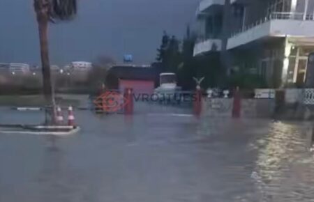 Orikum, përmbytje, deti ngrihet, dallgë mbi 1.5 metra, biznese të përmbytura, banesa të përmbytura, shëtitore bregdetare, mot i keq, erë e fortë, nivel i lartë i detit, situatë emergjente, zonë bregdetare, përkeqësim i motit, përmbytje në Vlorë