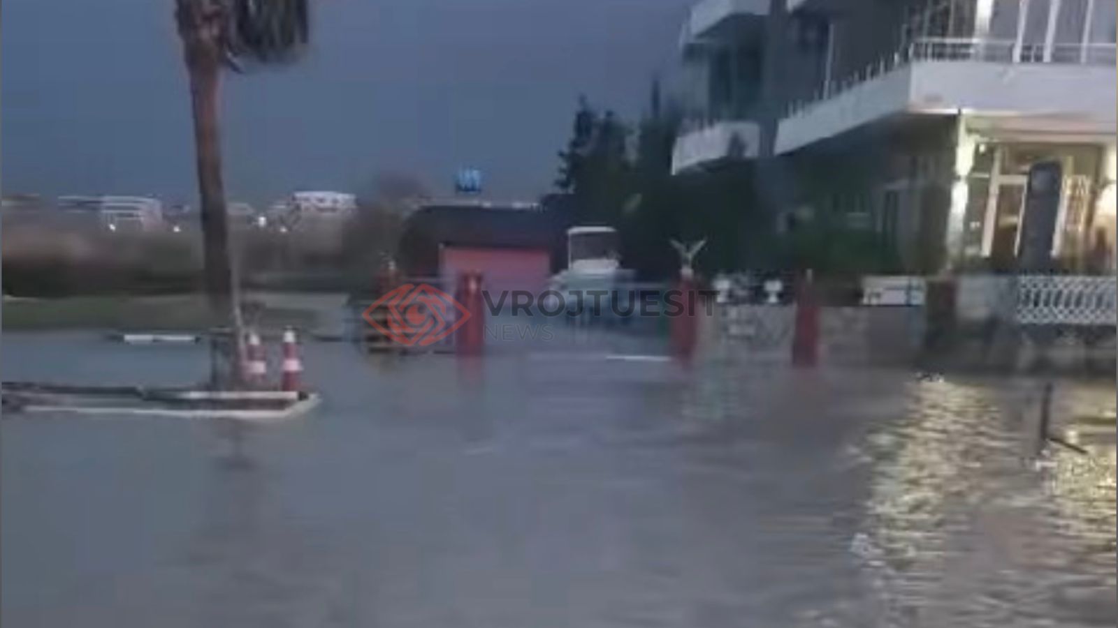 Orikum, përmbytje, deti ngrihet, dallgë mbi 1.5 metra, biznese të përmbytura, banesa të përmbytura, shëtitore bregdetare, mot i keq, erë e fortë, nivel i lartë i detit, situatë emergjente, zonë bregdetare, përkeqësim i motit, përmbytje në Vlorë