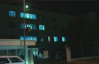 Tragjedi në QSUT, foshnja 2-muajshe nga Korça ndërron jetë, dërguar me urgjencë për trajtim të specializuar, gjendje kritike, përpjekje mjekësh, vdekje disa orë pas mbërritjes, rast marrë në shqyrtim nga organet hetimore, materialet referuar Prokurorisë së Korçës, verifikime për shkaqet e vdekjes, dyshohet kequshqyerje, nuk përjashtohen probleme të tjera shëndetësore, pritet ekspertizë mjeko-ligjore dhe hetime të mëtejshme.