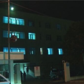 Tragjedi në QSUT, foshnja 2-muajshe nga Korça ndërron jetë, dërguar me urgjencë për trajtim të specializuar, gjendje kritike, përpjekje mjekësh, vdekje disa orë pas mbërritjes, rast marrë në shqyrtim nga organet hetimore, materialet referuar Prokurorisë së Korçës, verifikime për shkaqet e vdekjes, dyshohet kequshqyerje, nuk përjashtohen probleme të tjera shëndetësore, pritet ekspertizë mjeko-ligjore dhe hetime të mëtejshme.