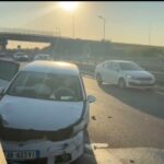 Aksident në bypassin e Fierit, automjeti përplaset me barrierat mbrojtëse
