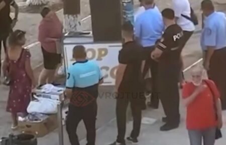 Himarë, Vangjel Tavo, policia bashkiake, shitëse ambulante, kokoshka, banane, ndalim muzike, aksion policor, bregdeti shqiptar, tregti ambulante, video virale, reagime në rrjet, Bashkia Himarë, konflikt, turizëm, ngjarje lokale Shqipëri