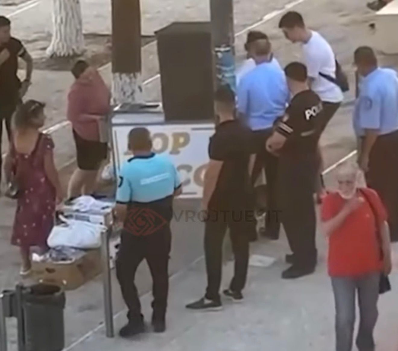 Himarë, Vangjel Tavo, policia bashkiake, shitëse ambulante, kokoshka, banane, ndalim muzike, aksion policor, bregdeti shqiptar, tregti ambulante, video virale, reagime në rrjet, Bashkia Himarë, konflikt, turizëm, ngjarje lokale Shqipëri