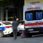 Konflikt mes dy shitësve të biletave në Skelë, plagoset me thikë njëri prej tyre