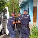 Dhunoi dhe kanosi bashkëshorten në Burrel, arrestohet në flagrancë 67-vjeçari.